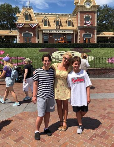 Sean Federline with his mother, Britney and brother.